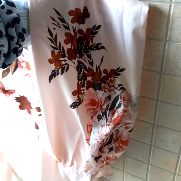Shein curve Floral blouse - Picture 3 of 4